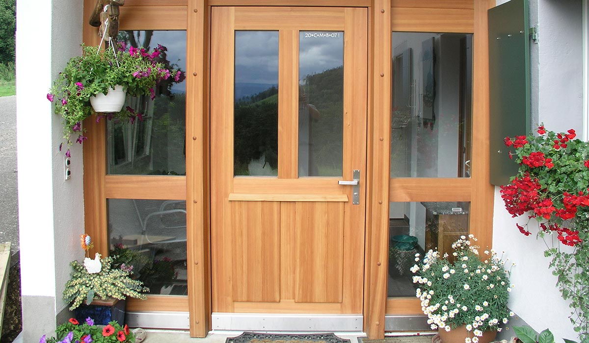 haustuer-massivholz-glas-gestemmt-laerche-gempen Türen