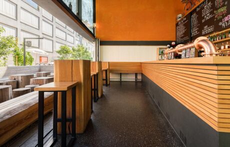 innenausbau-theke-bar-massivholztheke-zuerich Bartheke