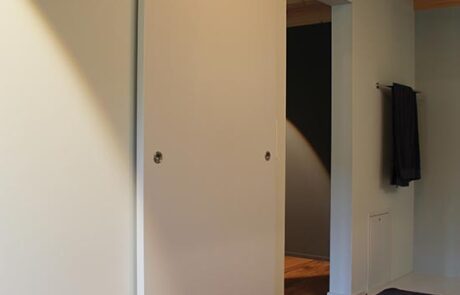 schiebetuer-innenausbau-sichtbeschlaege-lackiert Schiebetür