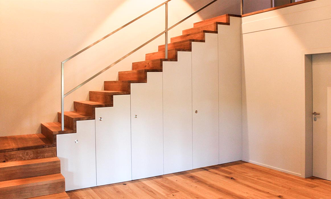 treppe-innenausbau-einbauschrank-eiche-massiv-fronten-lackiert-eriswil Treppen