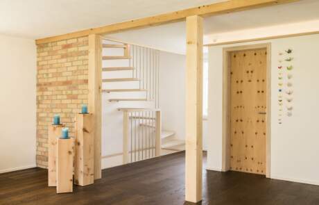 innenausbau-massivholz-treppe-tuer-boden